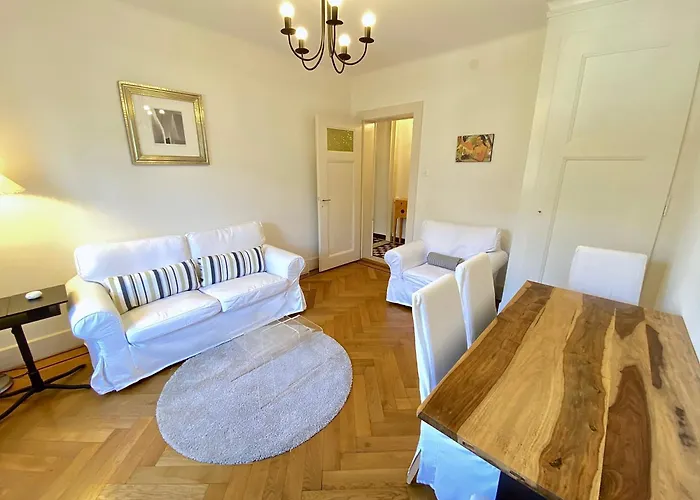 112 Bright And Lovely Near The Lake